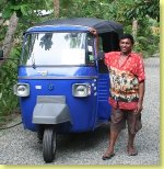 Tilak und sein neues Tuktuk.jpg