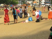 Verkäuferinnen am Strand in Unawatuna.jpg