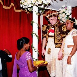 Kulturelle Zeremonien - Die Brautmutter erhält das obligatorische Geschenk