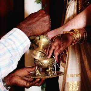 Kulturelle Zeremonien - alles wird durch heiliges Wasser besiegelt
