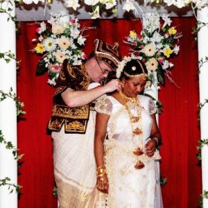 Kulturelle Zeremonien - Die Braut erhält wie üblich ein Goldcollier und einen roten Sari für die Homecoming-Party