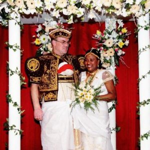 Kulturelle Zeremonien - ein weißes Tuch hält das Brautpaar zusammen