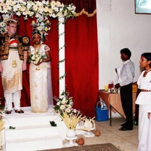 Kulturelle Zeremonien - Vier Mädchen singen zu Ehren des Brautpaars