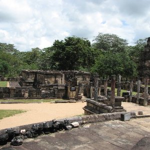 Polonnaruwa Hatadaga li. Satmahal Prasada