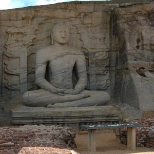 Polonnaruwa Buddastatuen Gal Vihara sitzend