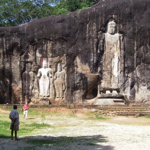 Buddha-Statuen im Buduruvagala-Tempel, Wellawaya im Bezirk Monaragala, Sri Lanka.jpg