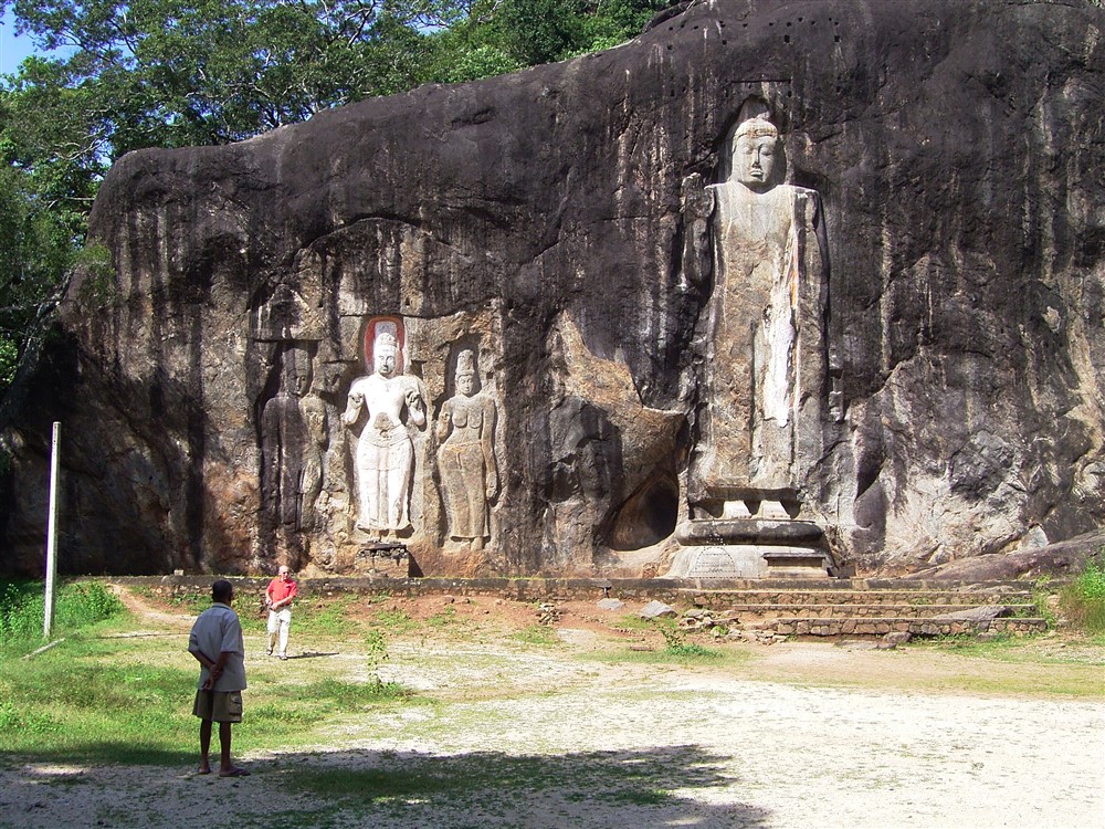 Buddha-Statuen im Buduruvagala-Tempel, Wellawaya im Bezirk Monaragala, Sri Lanka.jpg