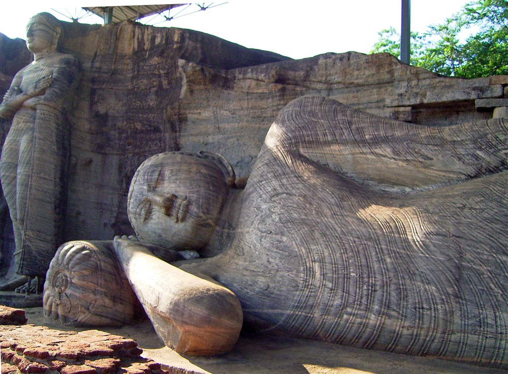Buddhafiguren Gal Vihara in Polonnaruwa 2.jpg