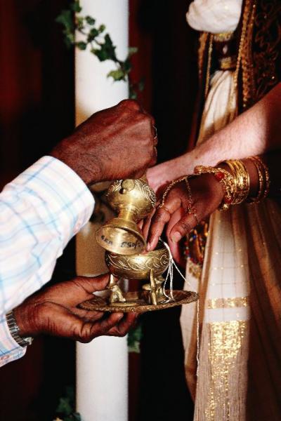 Kulturelle Zeremonien - alles wird durch heiliges Wasser besiegelt