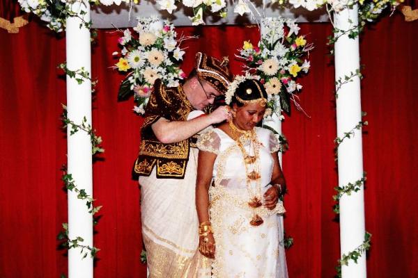 Kulturelle Zeremonien - Die Braut erhält wie üblich ein Goldcollier und einen roten Sari für die Homecoming-Party