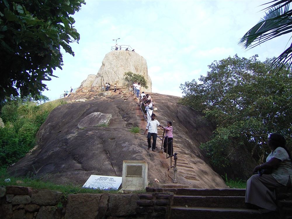 Pilger in Mihintale bei Anuradhapura.jpg
