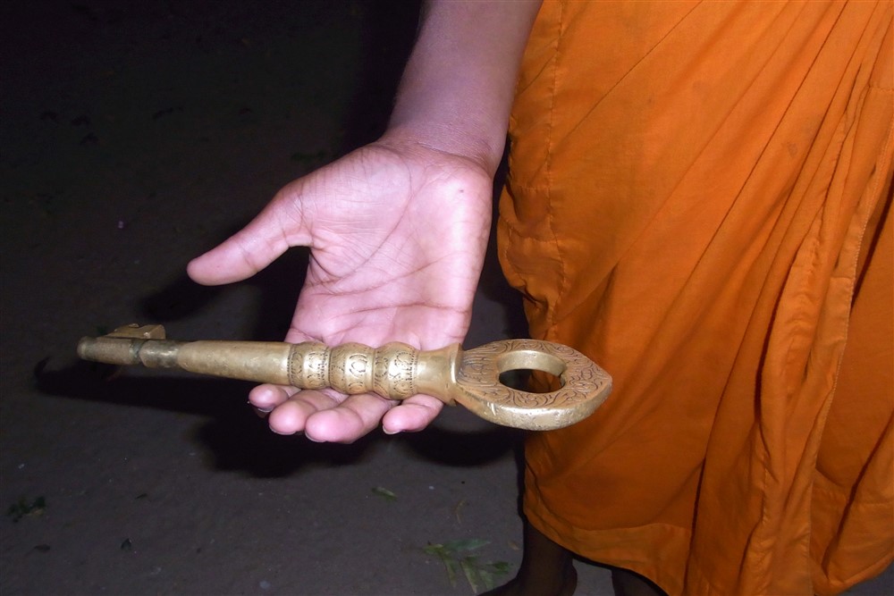 Schlüssel zum Liegenden Buddha im Tempel Kaikawala.jpg